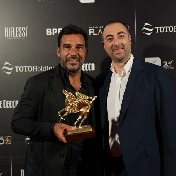 Edoardo Leo, Miglior Interpretazione Maschile Per Follemente, Riceve Il Pegaso D'oro Da Andrea Di Lena, Titolare Di Autoabruzzo